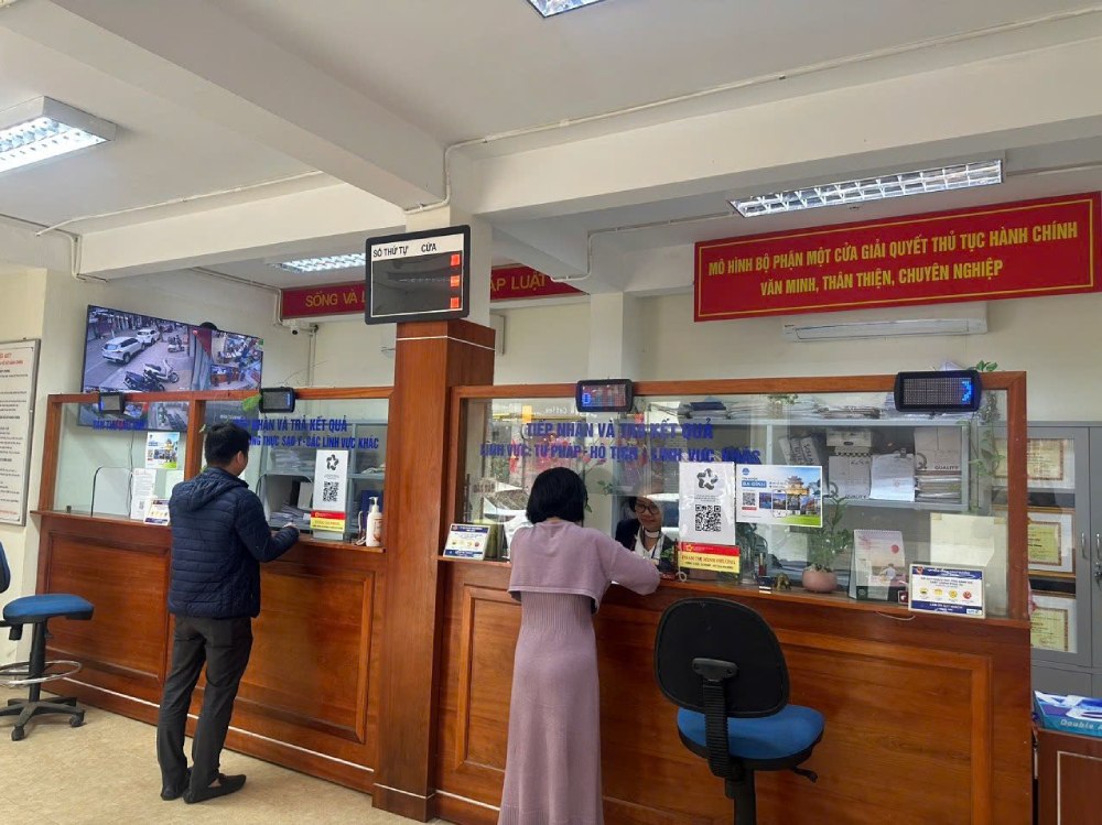 The Ministry of Home Affairs said that 90% of the surveyed people said that there were no civil servants causing trouble or harassment. Illustrative photo: Pham Dong