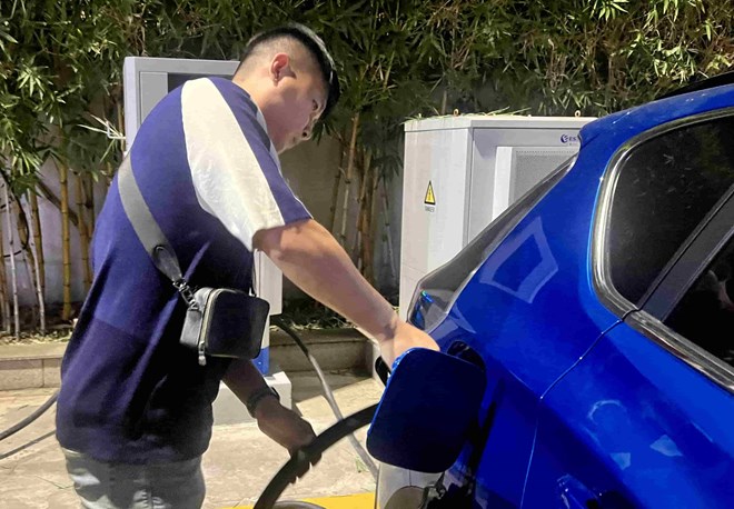 En la epoca de calor, prestar atencion a factores como la temperatura, los neumaticos y la bateria ayudara a que su vehiculo electrico mantenga un alto rendimiento y prolongue su vida util. Imagen de la pelicula