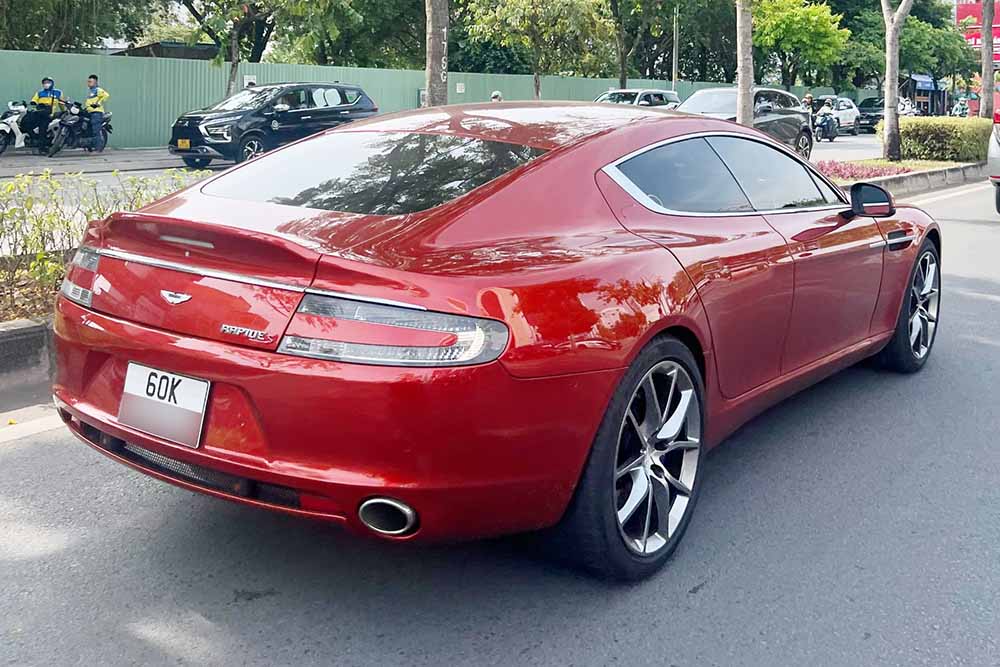 The Aston Martin Rapide of Dong Nai businessman suddenly appeared in Ho Chi Minh City. Photo: Supercar In VietNam