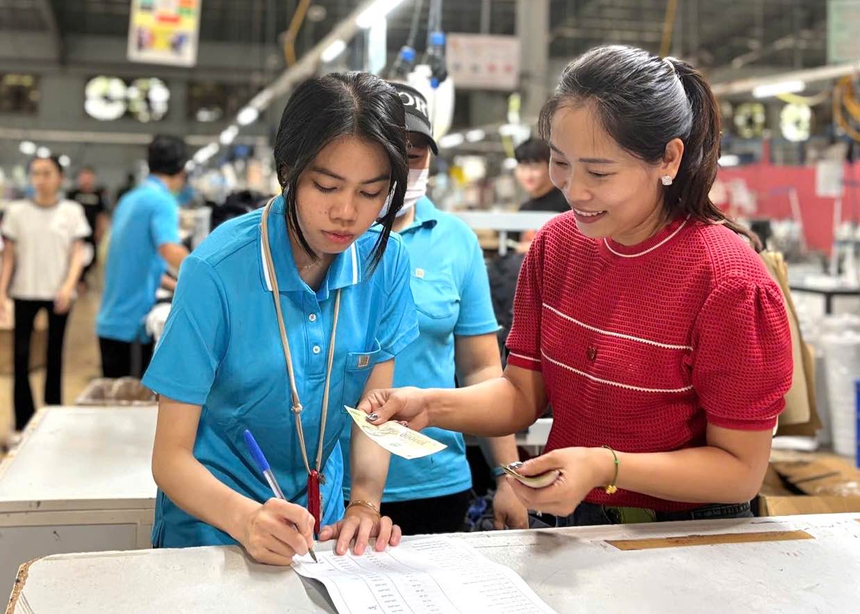 Dong Phu Cuong Garment Company rewards workers on the occasion of Hung Vuong's Commemoration Day on March 10. Photo: Trade Union