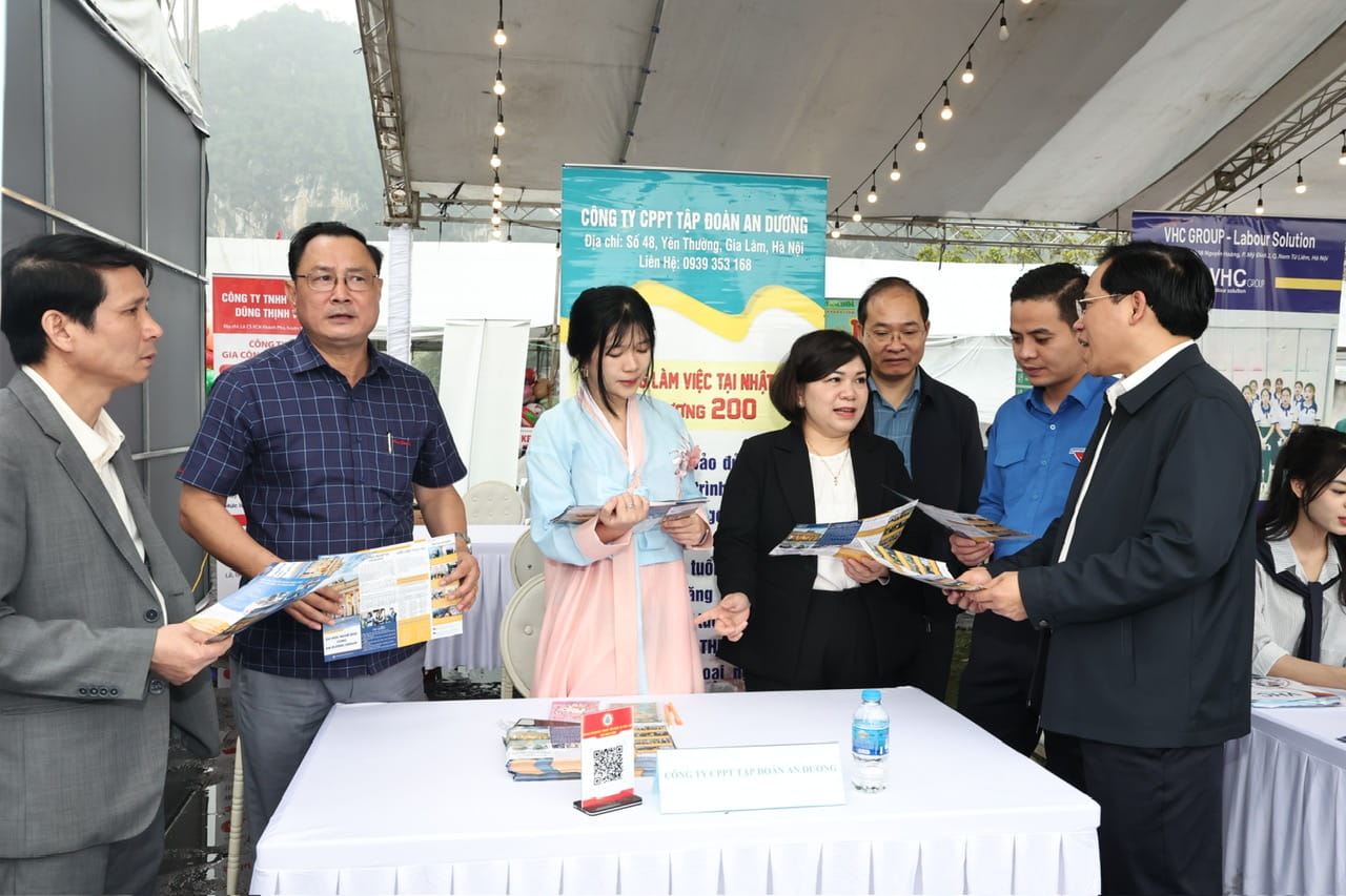 Enterprises participating in recruitment at the job fair. Photo: Nguyen Truong