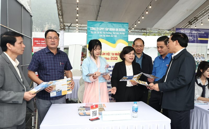 Enterprises participating in recruitment at the job fair. Photo: Nguyen Truong