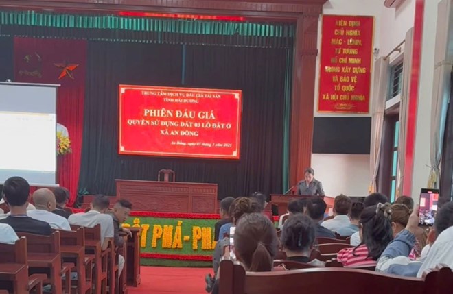Overview of the auction of the right to use 3 plots of land in An Dong commune (Quynh Phu district, Thai Binh province) on March 5. Photo: Provided by the people