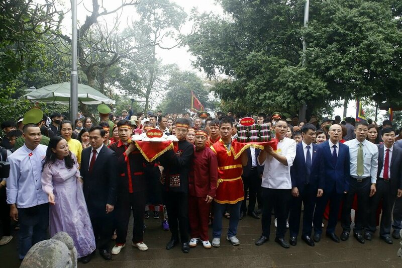 The delegation of Viet Tri city and Yen Lap district offered banh chung and banh giay to the Hung Kings. Photo: Organizing Committee.