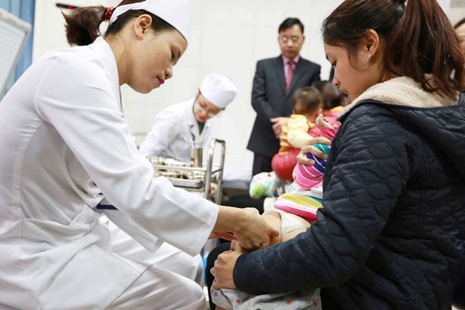 Vaccination for children in the face of the complicated developments of the measles epidemic. Photo: Hai Nguyen
