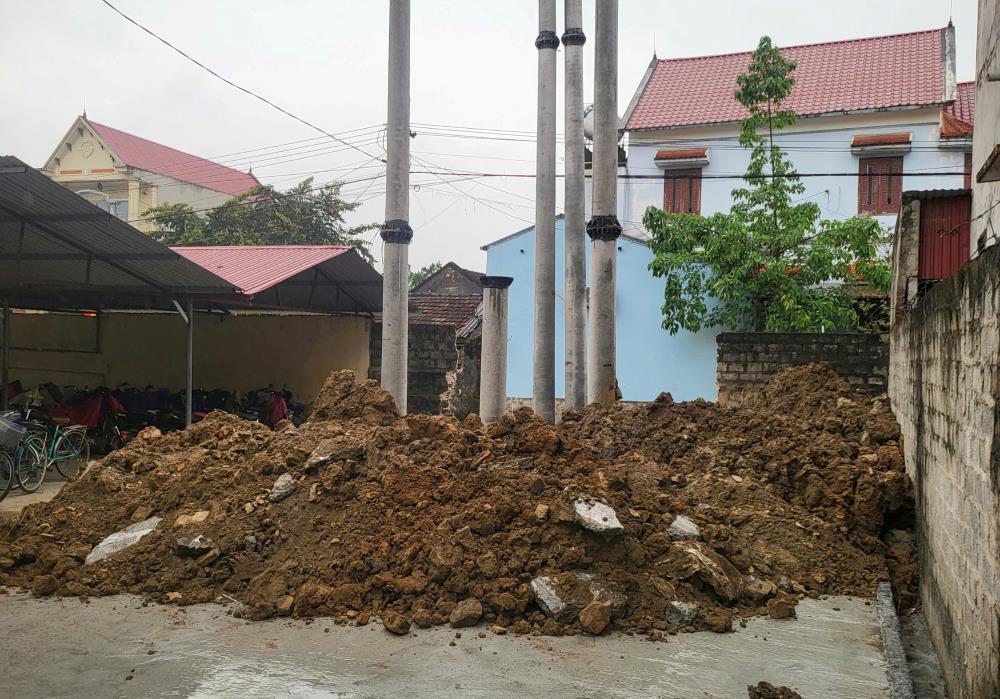 Đơn vị thi công thực hiện xong phần móng và tiến hành dựng cột trạm biến áp. Ảnh: Người dân cung cấp