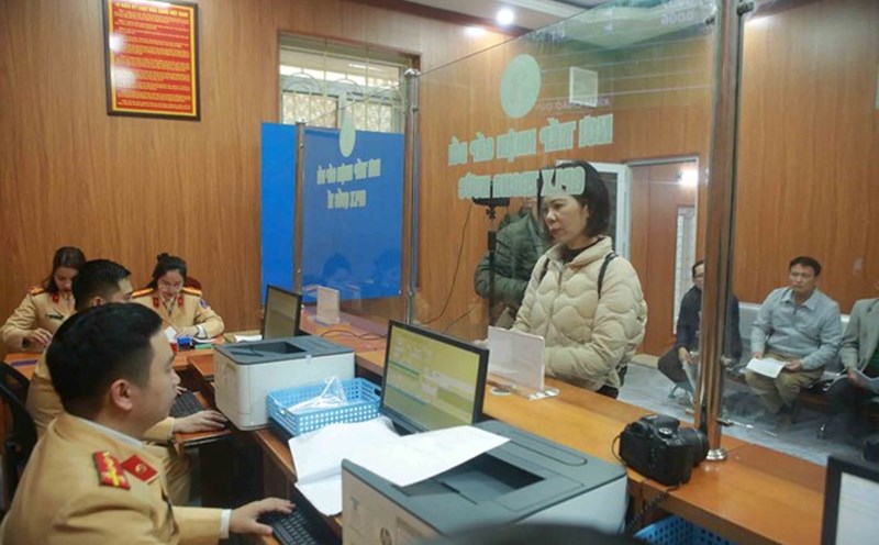 People complete procedures for granting and exchanging driving licenses at the Traffic Police Department - Hanoi City Police. Photo: Huu Chanh