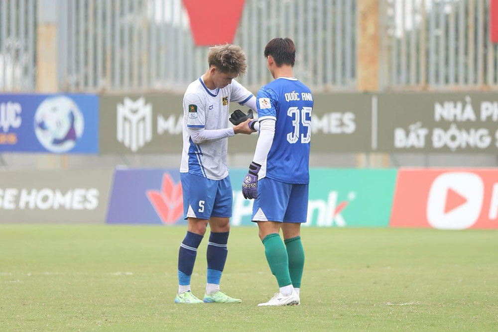 Hue defender Quoc Anh became an unwilling goalkeeper. Photo: Nga Nga