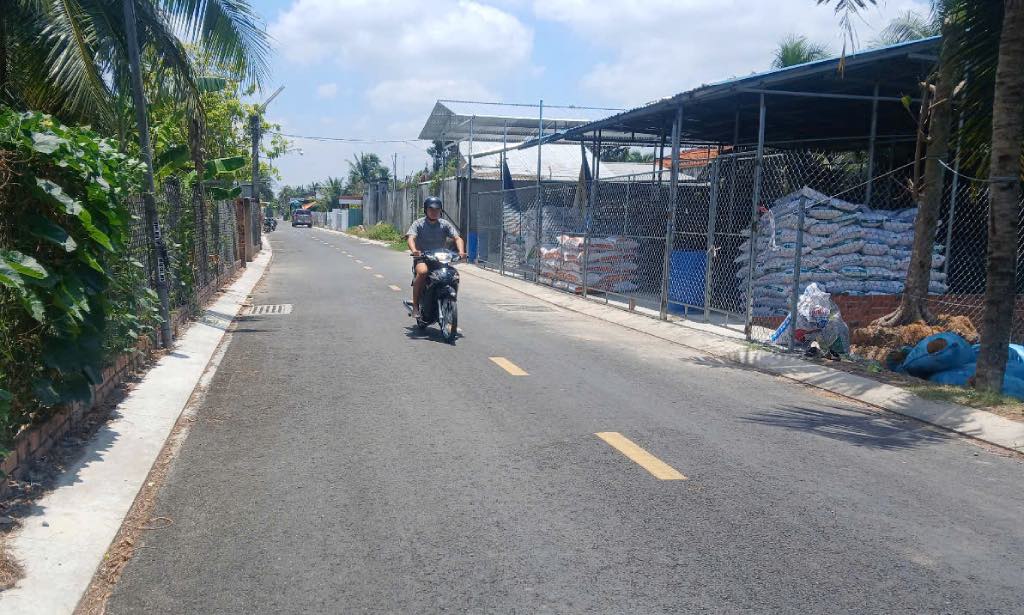 The project to upgrade and expand 30/4 road in Chau Thanh town - phase 2 completion contributes to changing the appearance of the new rural area. Photo: Thanh Nhan