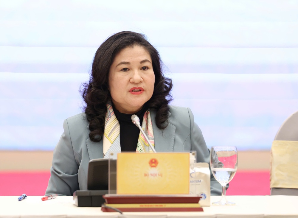 Deputy Minister of Home Affairs Nguyen Thi Ha talks about the salary retention policy for cadres assigned to lower positions when restructuring the apparatus. Photo: Pham Dong