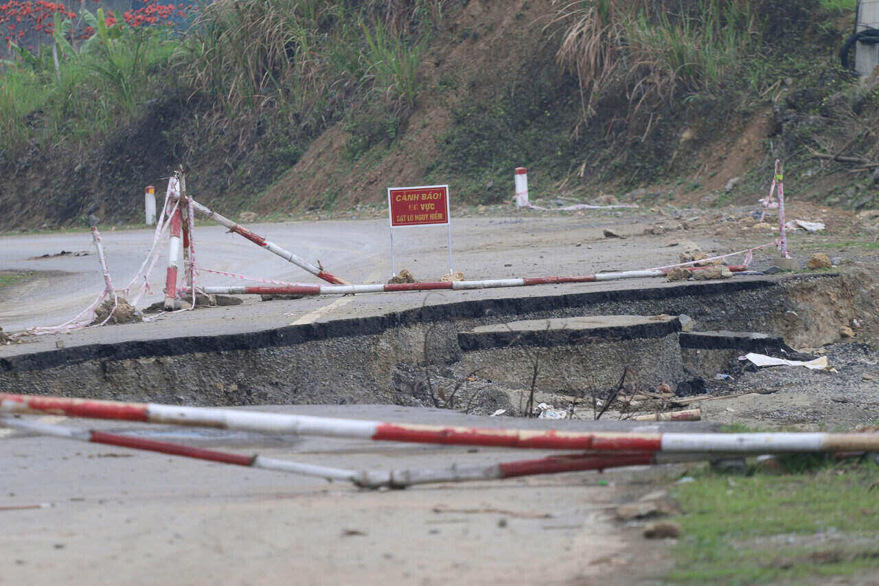The scene of road 435 connecting to Hoa Binh lake was seriously eroded. Photo: Minh Nguyen