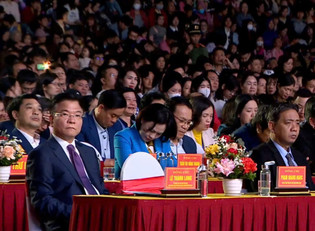 Delegates attending the opening ceremony of the 2025 Hoa Lu Festival. Photo: Nguyen Truong