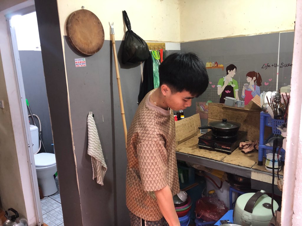 Mr. Tran Tien Anh stayed in Hanoi to work extra on the occasion of the Hung Kings' death anniversary, while his wife and children returned to their hometown. Photo: Bao Han