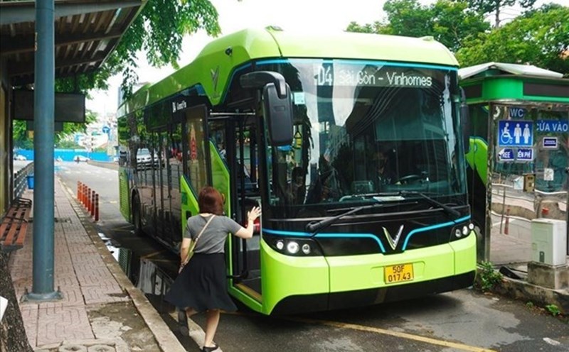 Passengers take an electric bus on Ham Nghi Street (District 1, HCMC). Photo: Minh Quan