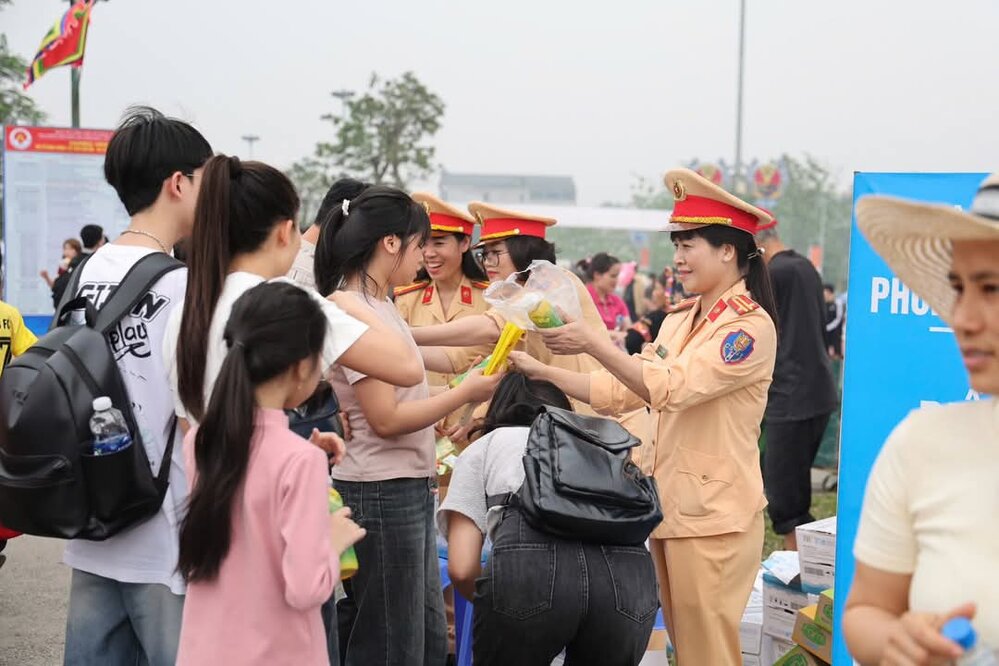 The Traffic Police of Phu Tho Province Police distribute free water to people and tourists visiting Hung Temple. Photo: CACC.
