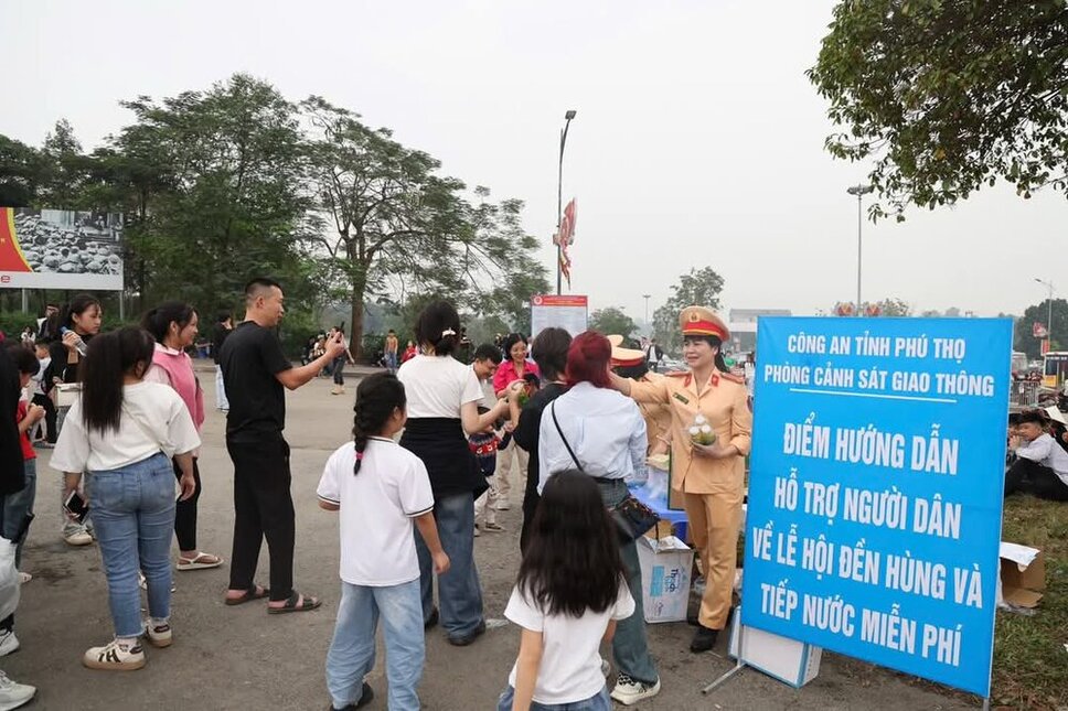 Hang van chai nuoc mien phi duoc phat cho du khach ve voi Den Hung. Anh: CACC.