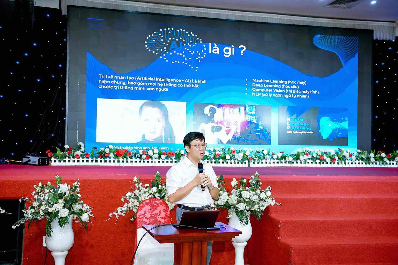The reporter presented the application of AI in trade union activities. Photo: Dong Nai Provincial Federation of Labor