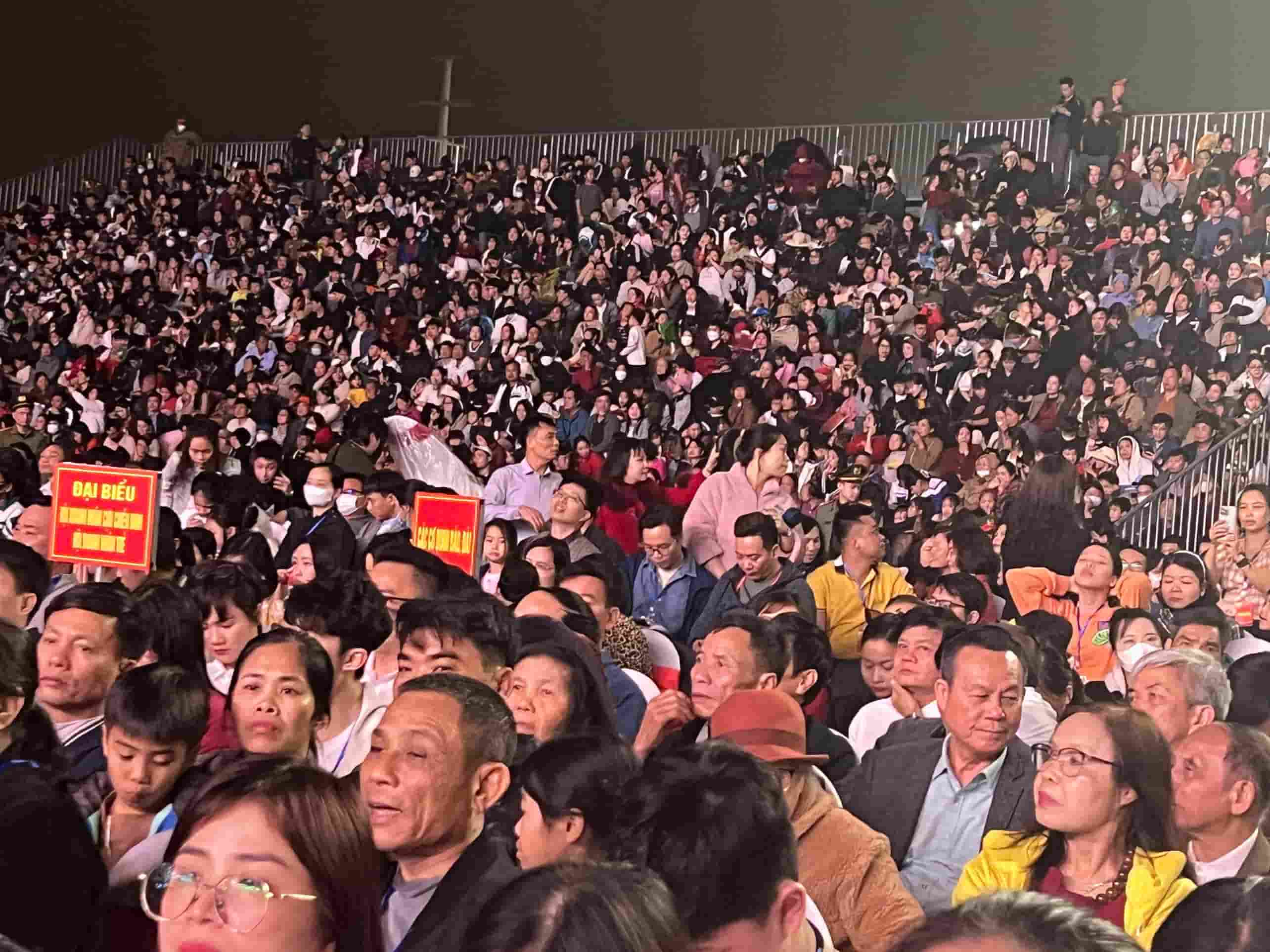 Hang nghin nguoi dan va du khach tham du khai mac Le hoi Hoa Lu nam 2025. Anh: Nguyen Truong