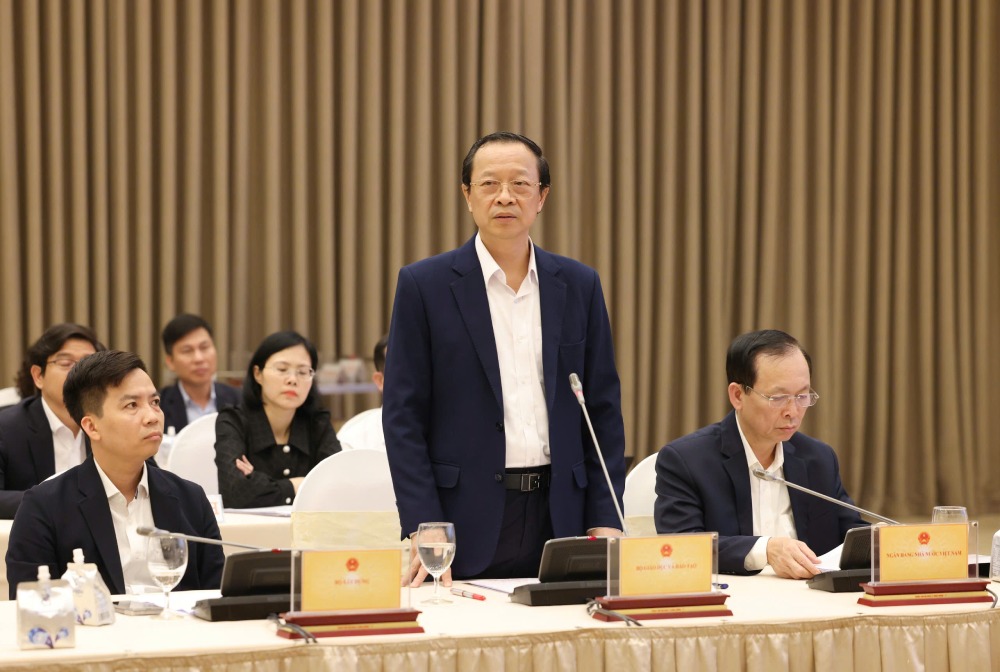 Deputy Minister of Education and Training Pham Ngoc Thuong informed about teaching 2 sessions/day for students at the secondary and high school levels. Photo: Pham Dong