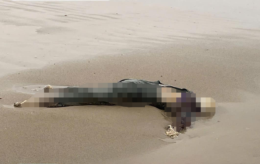 The victim's body washed ashore in Ky Ninh ward was buried by the local authorities because they could not find relatives. Photo: Ky Ninh Ward Police