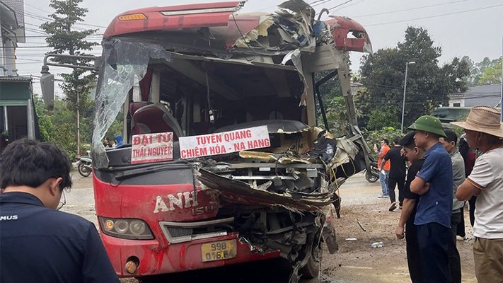 The scene of the two cars colliding head-on on National Highway 2 through Ham Yen District (Tuyen Quang) left many casualties. Photo: Duc Thang