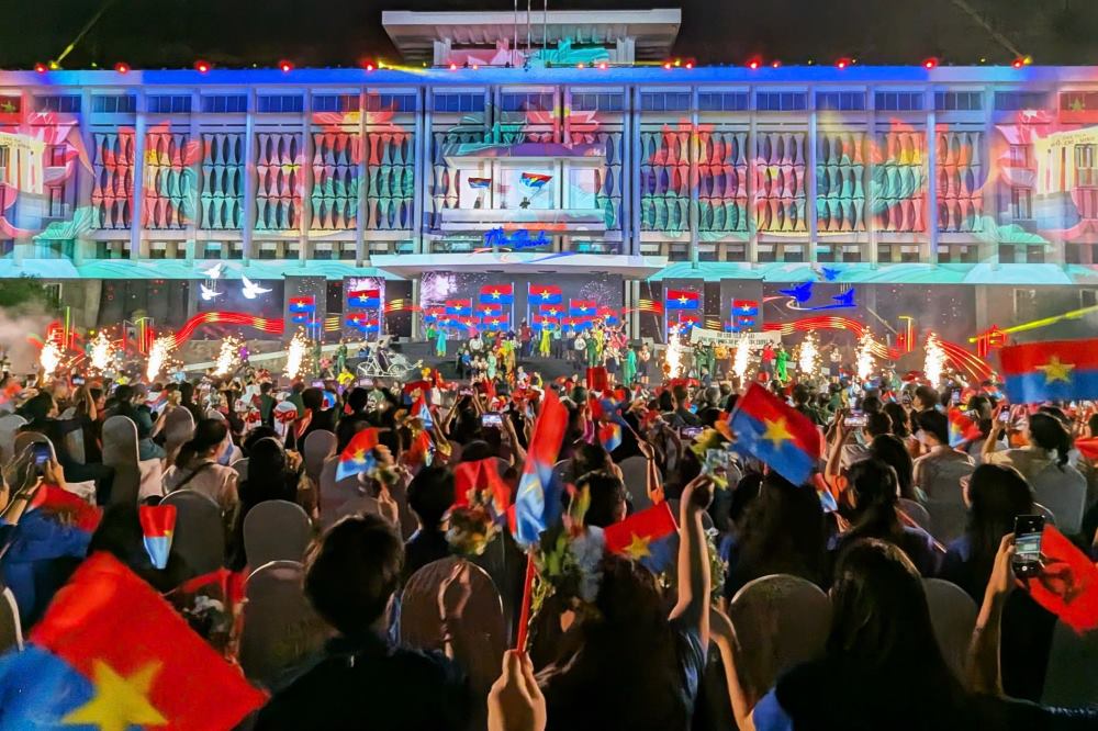 People are moved when looking back on the heroic history of 3D technology at Dinh Doc Lap