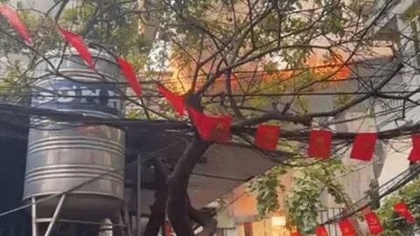 Fire at a paint spraying factory in Hanoi, people panicked and ran away. Photo: Van Dung