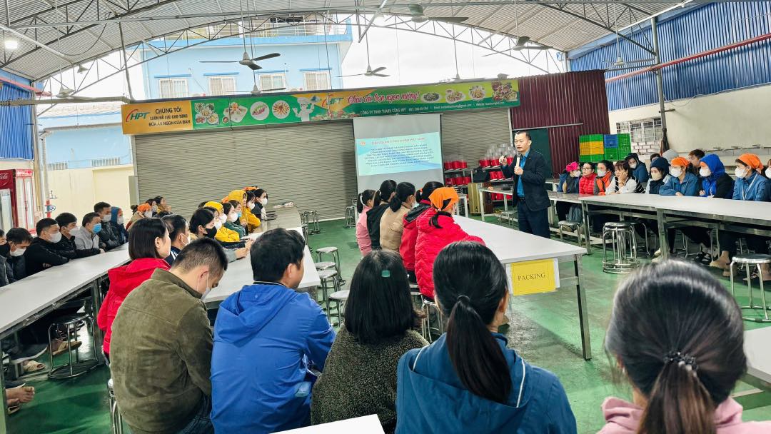 Workers received training on trade union work and legal dissemination at the conference. Photo: Tan Yen District Labor Federation