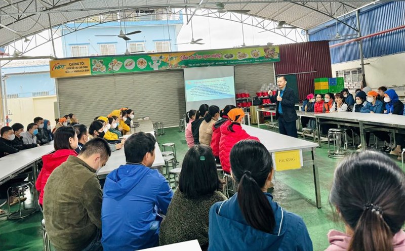 Workers received training on trade union work and legal dissemination at the conference. Photo: Tan Yen District Labor Federation