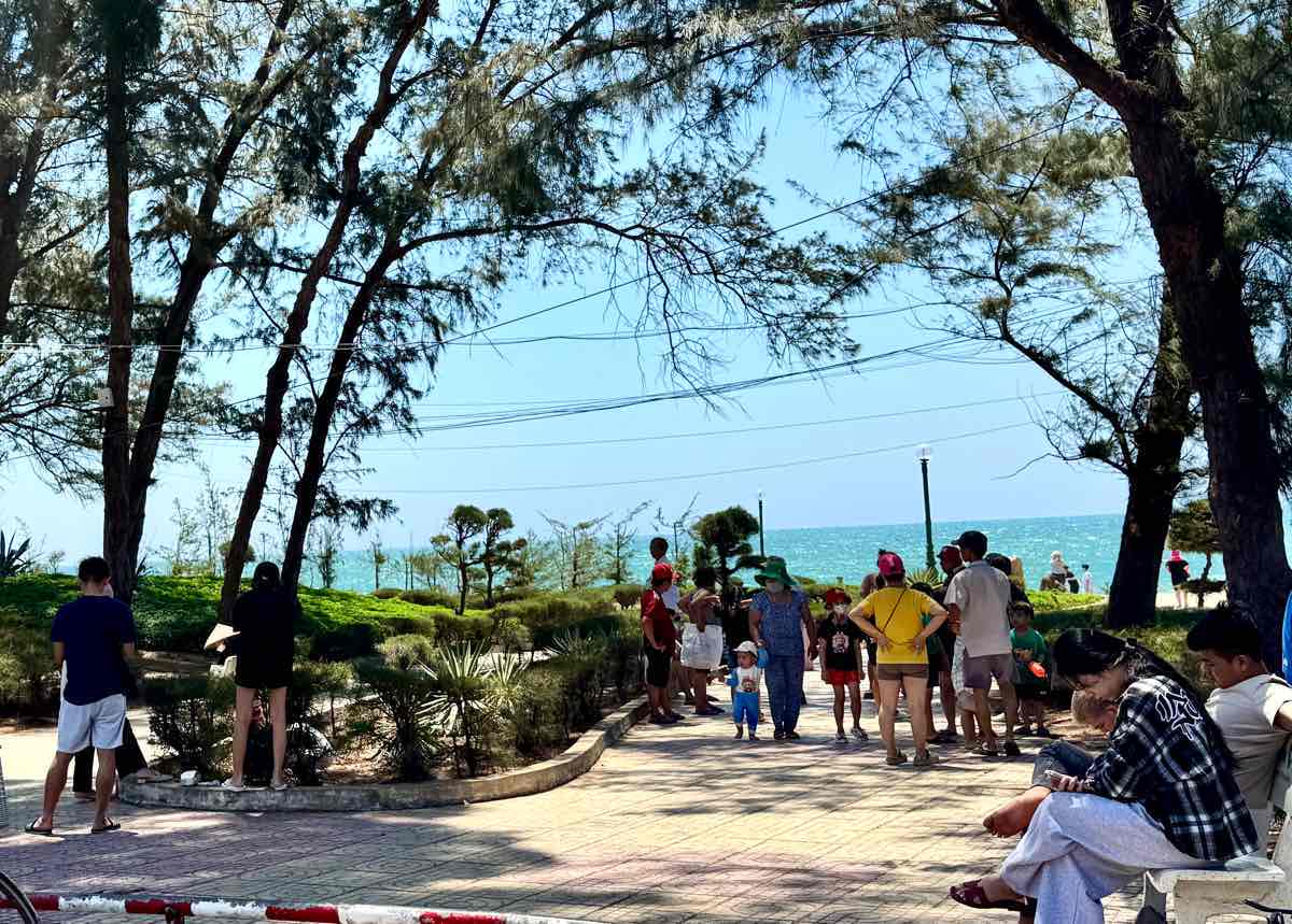 Du khach vui choi o bai bien Doi Duong, Phan Thiet. Anh: Duy Tuan
