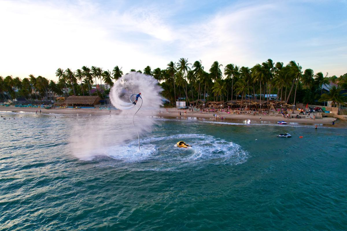 Xem trinh dien flyboard o bien Ham Tien. Anh: Duy Tuan