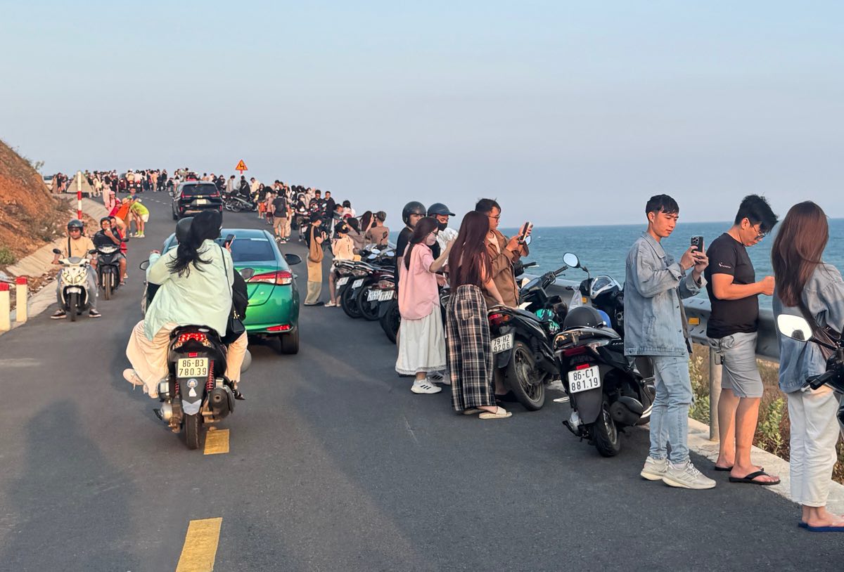 Rat dong cac ban tre va du khach chup anh o doc hoang hon. Anh: Duy Tuan