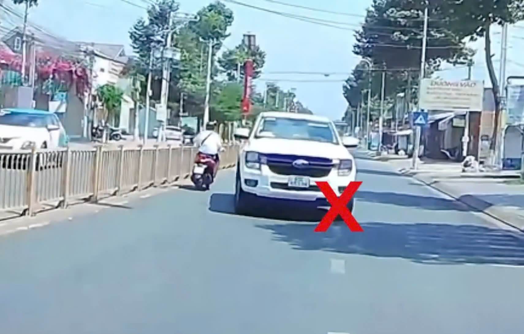 Trạm Cảnh sát giao thông Suối Tre lập biên bản vi phạm hành chính nữ tài xế điều khiển xe đi ngược chiều. Ảnh: Công an tỉnh Đồng Nai