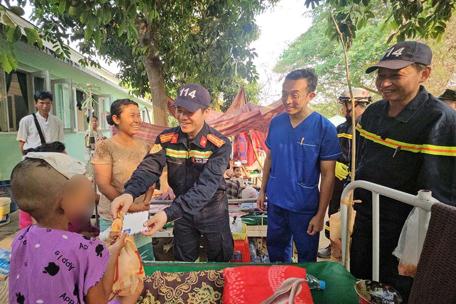 Đại tá Nguyễn Minh Khương thay mặt Đoàn công tác trao tặng một số tiền nhỏ hỗ trợ người dân gặp khó khăn. Ảnh: Đoàn cứu nạn, cứu hộ Bộ Công an