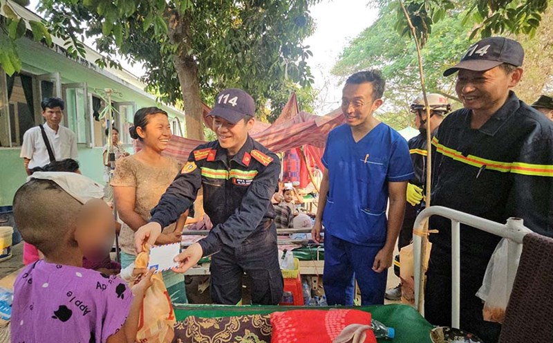 Colonel Nguyen Minh Khuong, on behalf of the working delegation, presented a small amount of money to support people in difficulty. Photo: Rescue team of the Ministry of Public Security