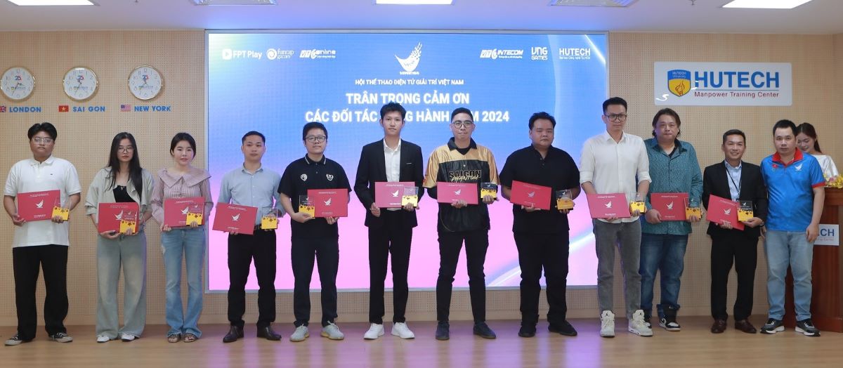 VIRESA vinh danh cac doi tac dong hanh da co nhieu dong gop cho su phat trien cua the thao dien tu Viet Nam trong nam 2024. Anh: VIRESA