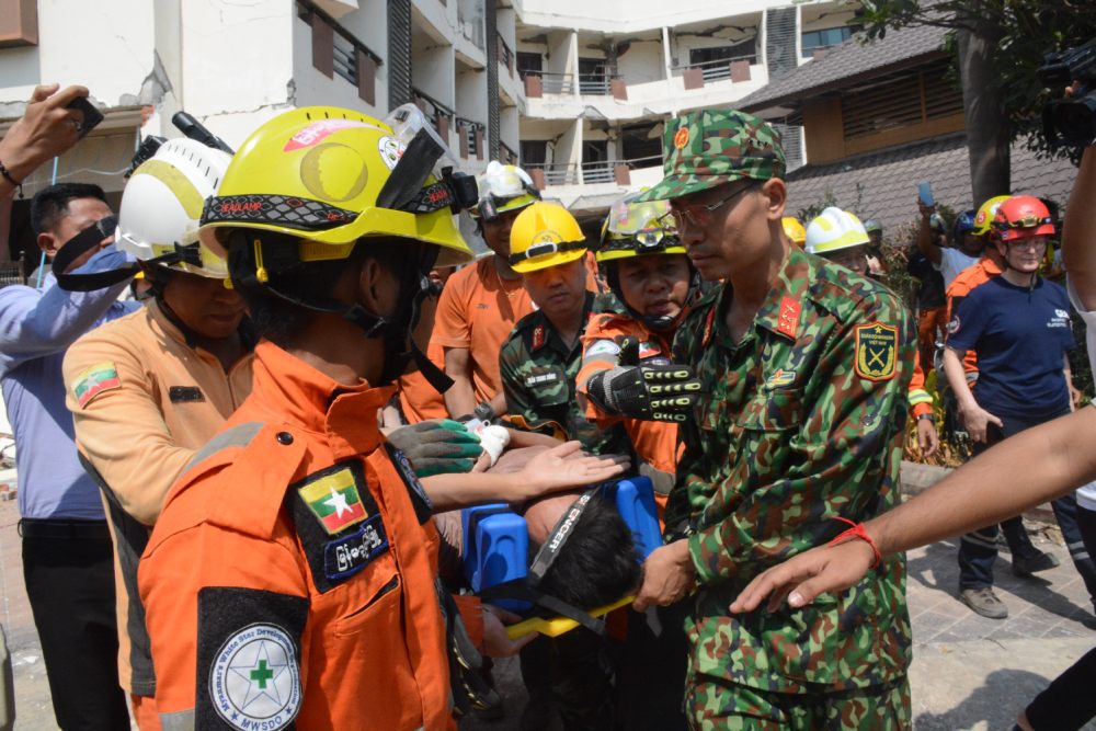 The Vietnamese rescue team coordinated to save the life of 1 person trapped in the rubble caused by an earthquake. Photo: Ministry of National Defense
