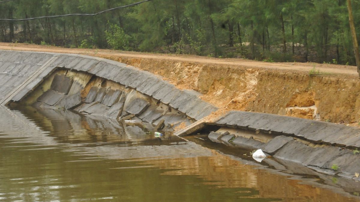 The anti-landslide embankment was severely damaged after a flood season. Photo: Duc Tai