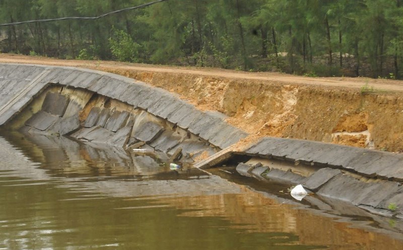 The anti-landslide embankment was severely damaged after a flood season. Photo: Duc Tai