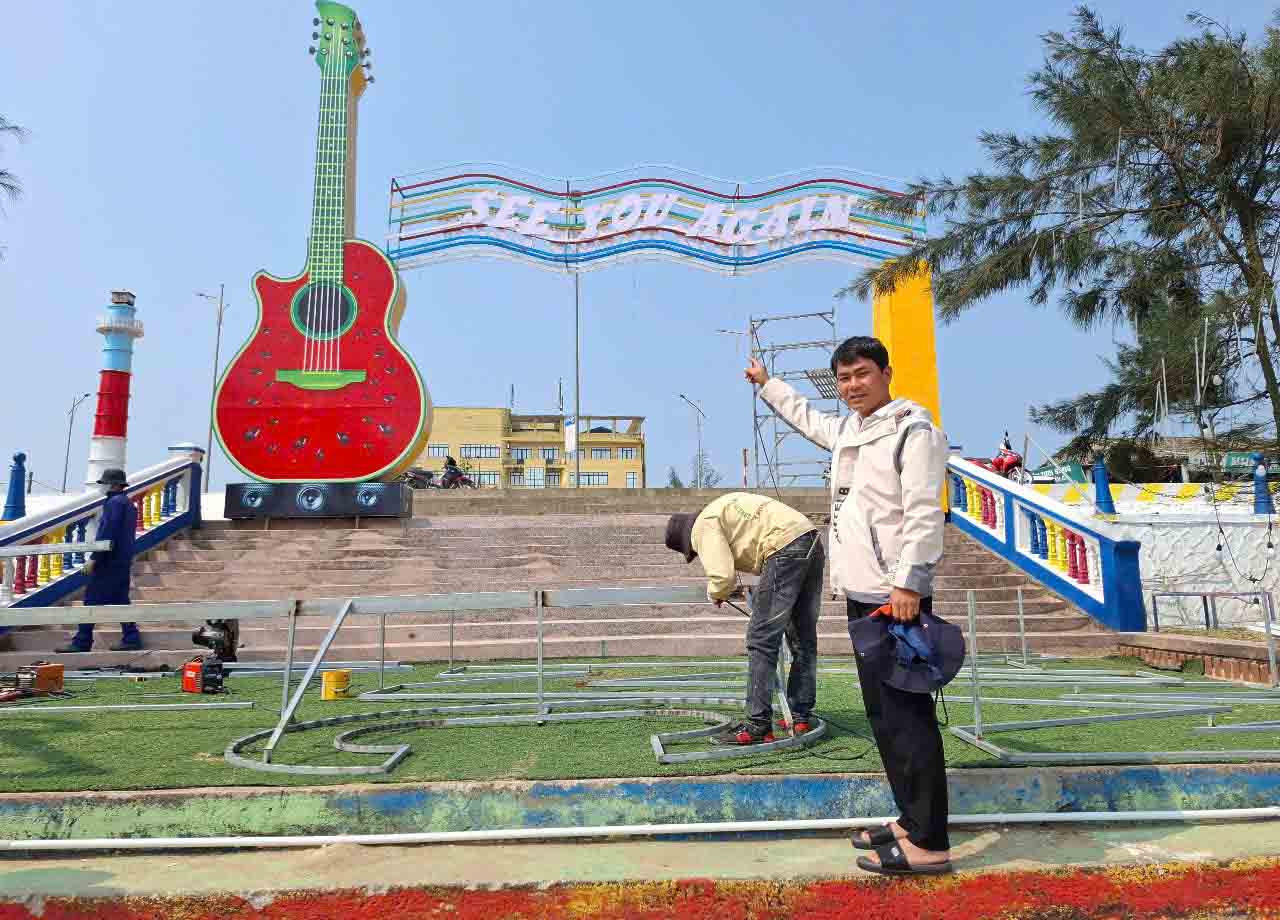 Mr. Vu at his check-in point at Thien Cam Sea Tourist Area. Photo: Tran Tuan.