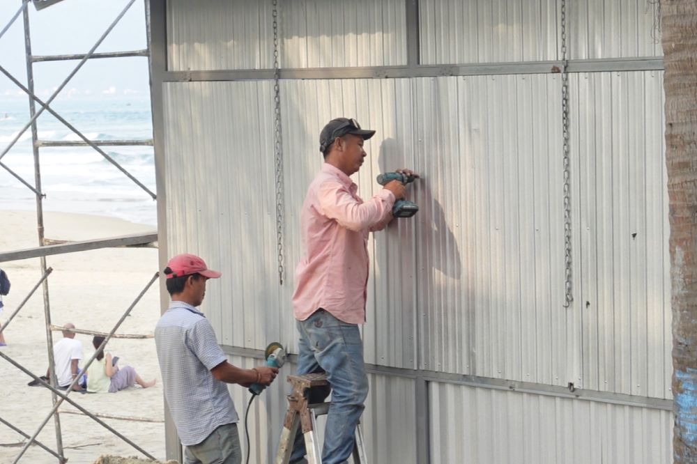 Da Nang coastal traders struggle to restore business after landslides. Photo: Tran Thi