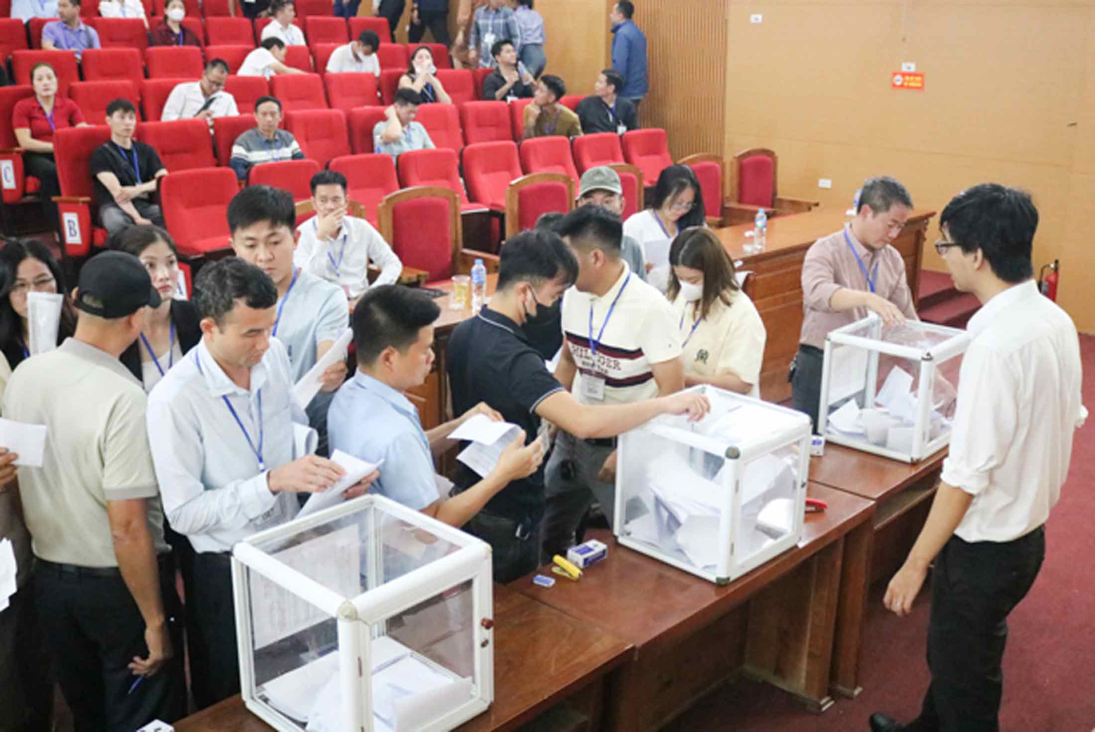 Phien dau gia 26 thua dat tai huyen Quoc Oai. Anh: UBND huyen Quoc Oai