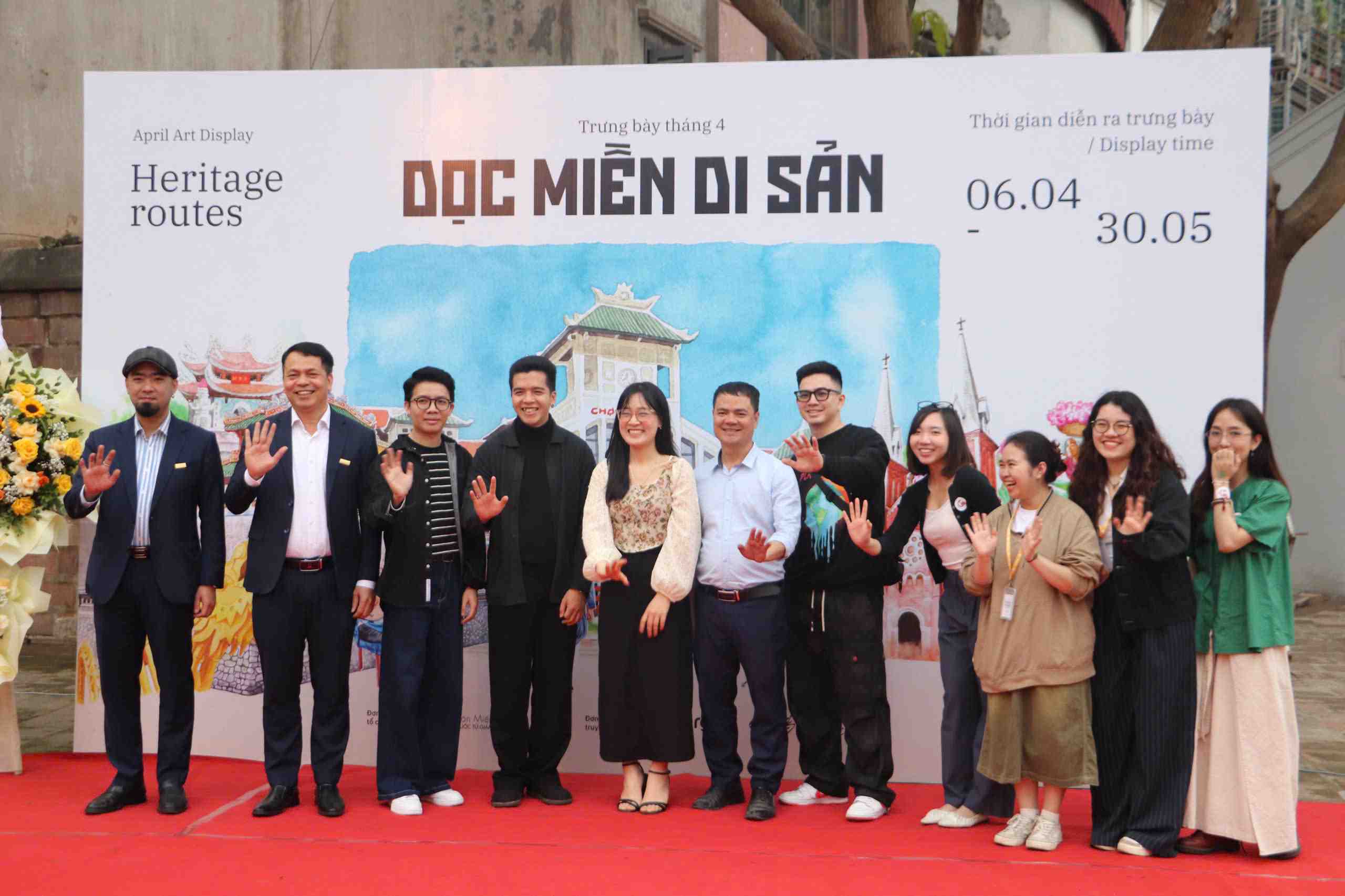 Artist Le Rin and the organizing committee of the exhibition of paintings "Along the Heritage Land". Photo: Giang Tran