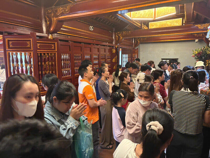 Khu vuc ben trong den tho tu hai vi cong chua Tien Dung va Ngoc Hoa dong duc nguoi dang le va cau an.  