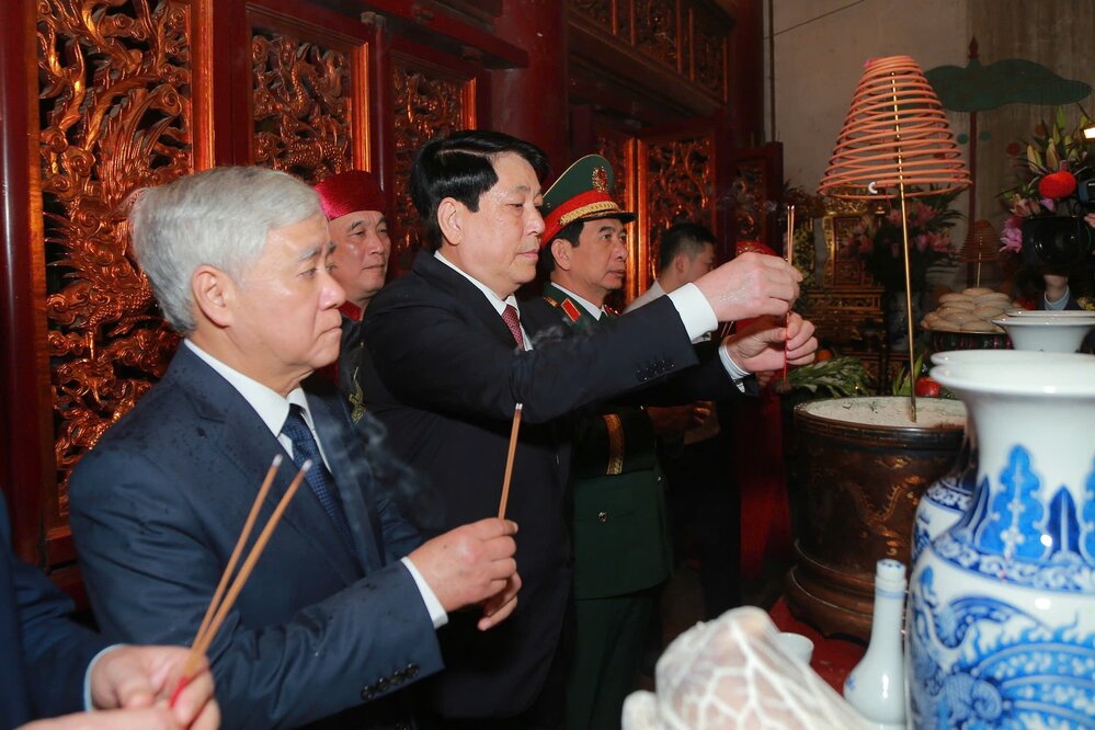 President Luong Cuong and leaders of the Party and State offered incense to commemorate and pay tribute to the Hung Kings. Photo: Organizing Committee.