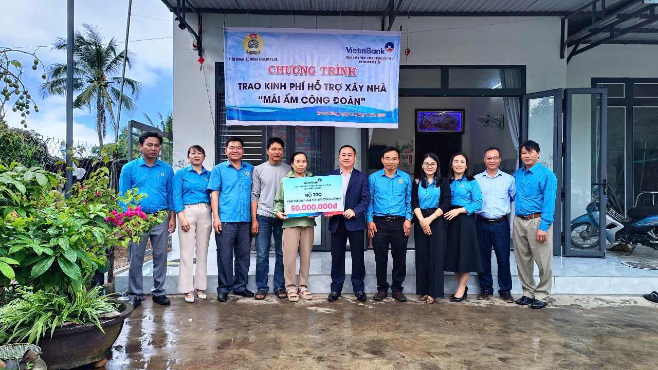 Handover ceremony of the "Union Shelter" house to union member Phan Thi Thuy Hang. Photo: Phan Xuan Phong
