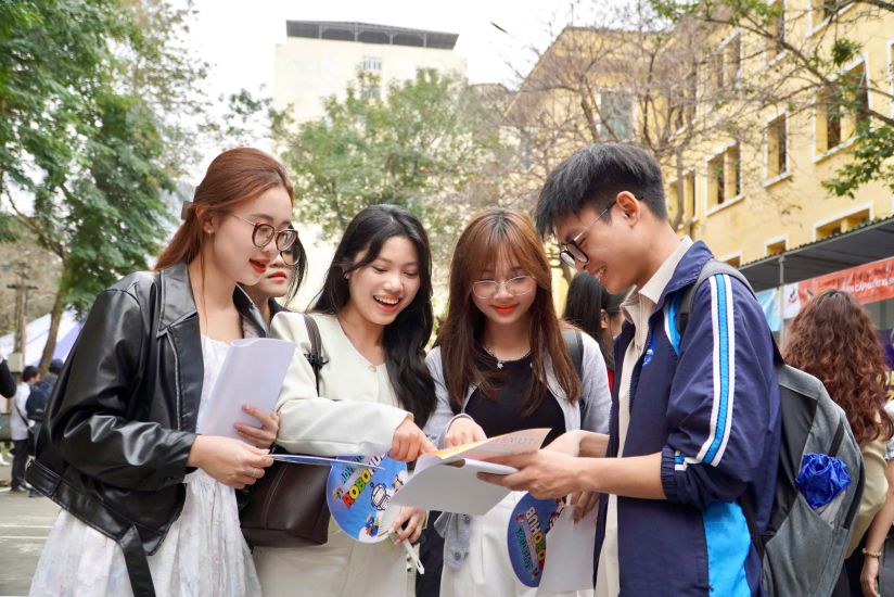 Pedagogical students at the 2025 job fair organized by Hanoi National University of Education. Photo: Van Trang