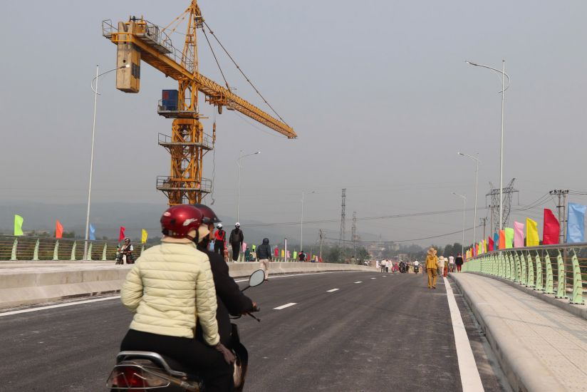 People in the two localities were happy on the day of the opening of the Quang Da bridge. Photo: Nguyen Linh