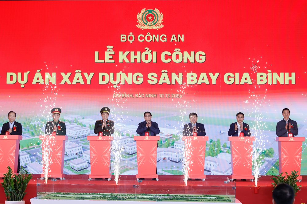 It is expected that on April 19, many large projects will be started and inaugurated. In the photo is Politburo member, Prime Minister Pham Minh Chinh and delegates performing the groundbreaking ceremony of the Gia Binh airport construction project on December 10, 2024. Photo: VGP