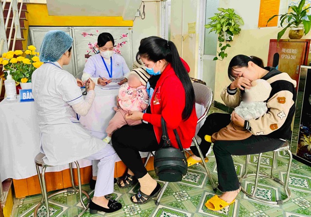 The Ministry of Health proposes surgical allowances and on-duty allowances for medical staff. In the photo are medical staff at the Commune Health Station reviewing vaccinated subjects. Photo: Thuy Linh